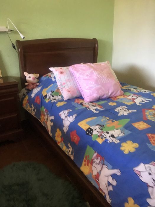Mobilia de quarto com duas camas individuais, mesinha de cabeceira