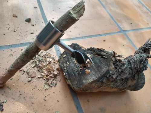 Survival narzędzie wiercenia otworów w drewnie.