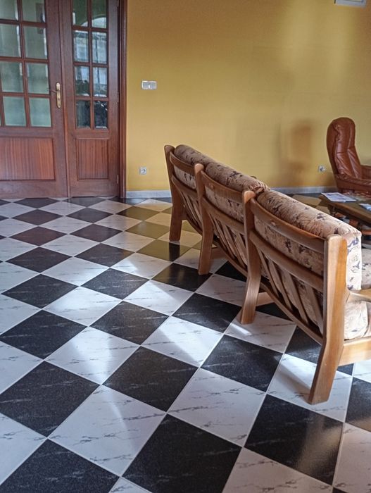 Consinto de sofá em madeira almofadas em tecido