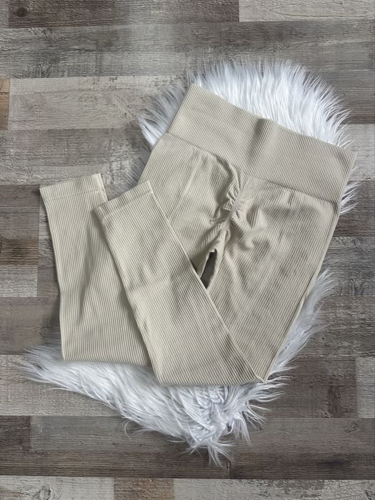 Нові лосіни в рубчик , розмір S , пушап еффект