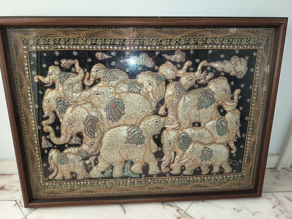 Quadro decorativo em relevo com  elefantes