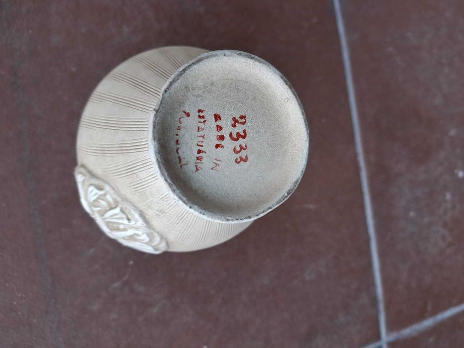 Pequena jarra de cerâmica muito antiga