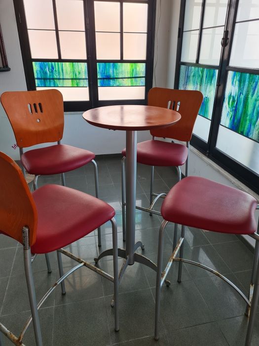 Mesa alta com bancos altos