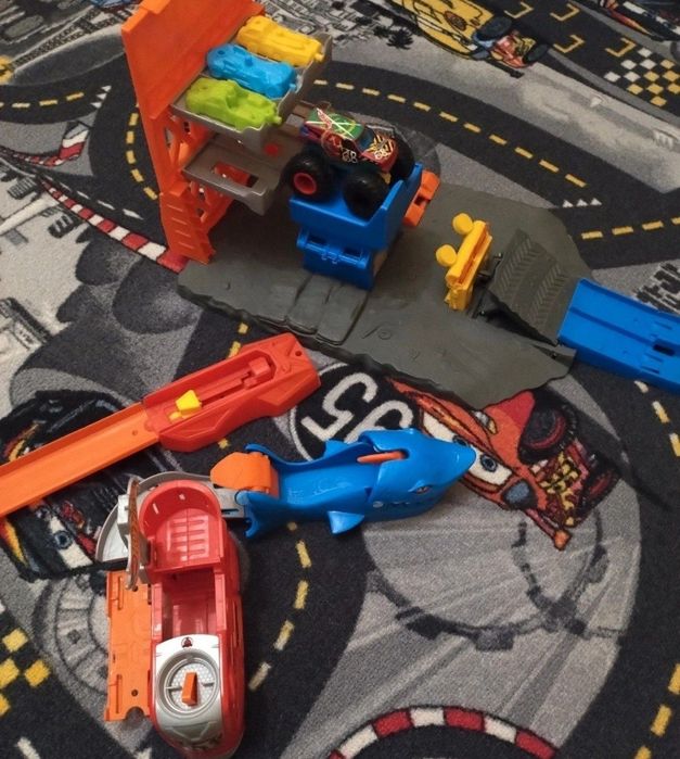 3 zestawy Hot Wheels plus gratis