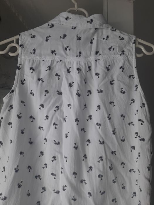 biala koszula w palmy