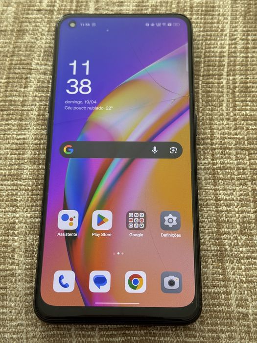 Oppo A94 5G com ecran rachado mas a funcionar