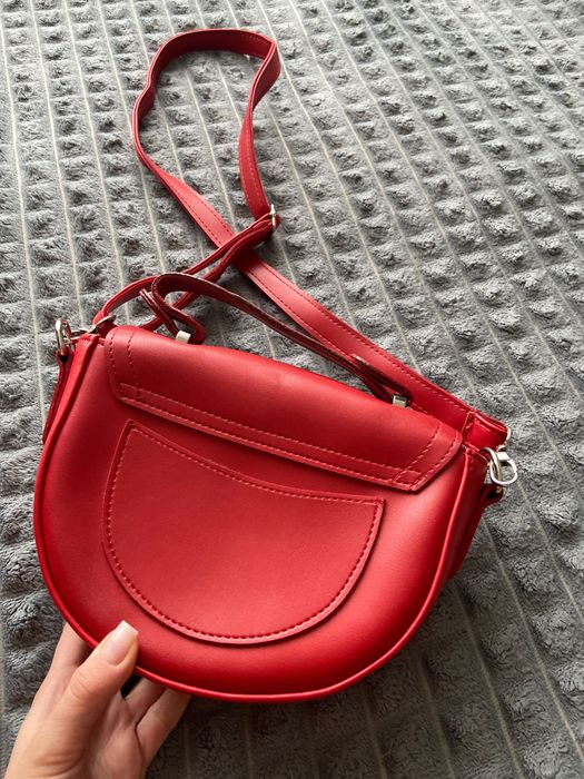 Жіноча червона сумочка