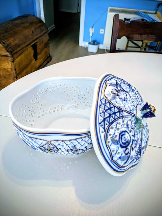 Conjunto de cinco elementos em fina porcelana, tons azul e dourado