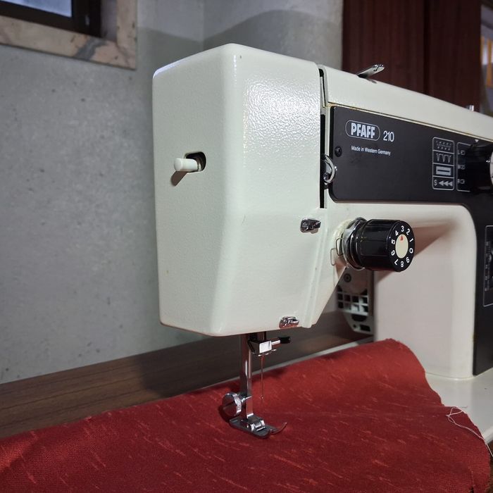 Máquina de Costura Pfaff 210 com Móvel de Madeira