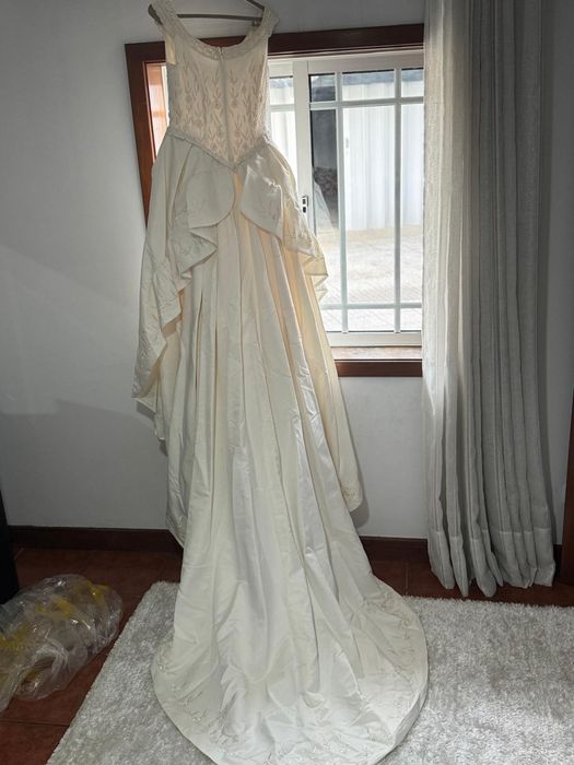 Vestido de noiva marca bem conceituada la Sposa como novo

Valor não é