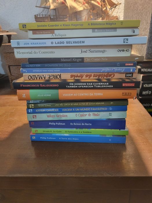 Conjunto livros, inclui memorial convento. Maioria Porto Editora