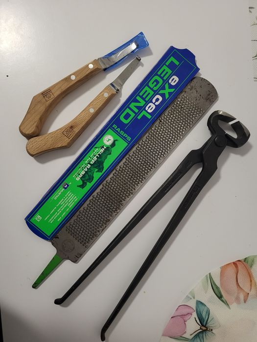 Zwstaw Mustad Tarnik , noże i cęgi do kopyt