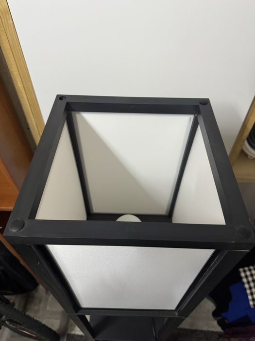 Candeeiro de pé com prateleiras