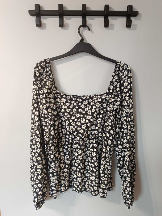 Czarna bluzka w drobne kwiatki z kwadratowym dekoltem Shein r 52/54