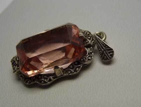 Przedwojenna zawieszka łososiowo różowy kamień.