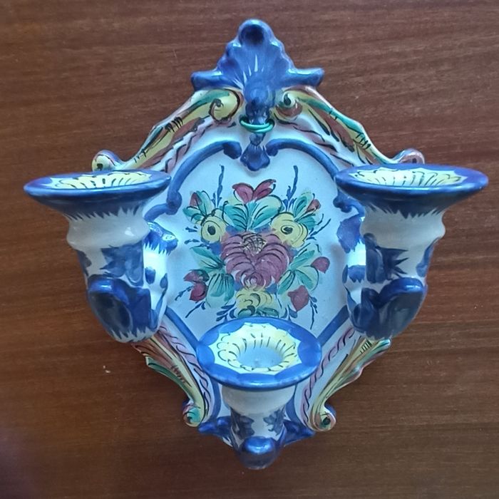 Par de candelabros em faiança portuguesa Vestal Alcobaça