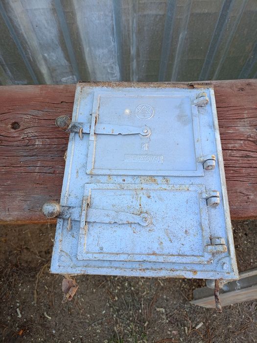 Drzwiczki z popielnikiem.