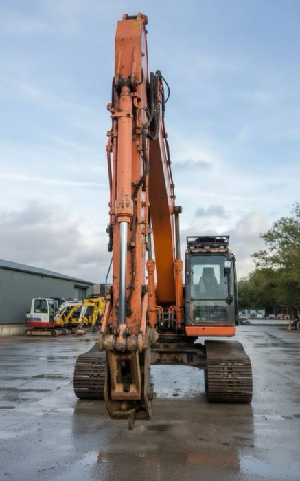 С оператором гусеничный экскаватор, екскаватор, земляні роботи