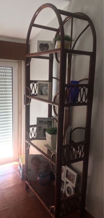 Conjunto de móveis em bambu castanho