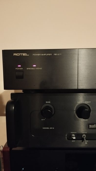 Vendo amplificador de potência Rotel modelo RB971 a trabalhar na perfe