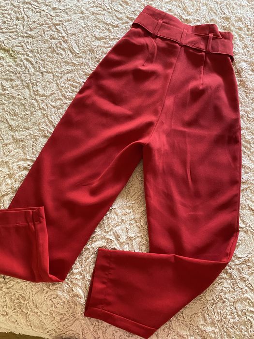 Calça vermelha nova