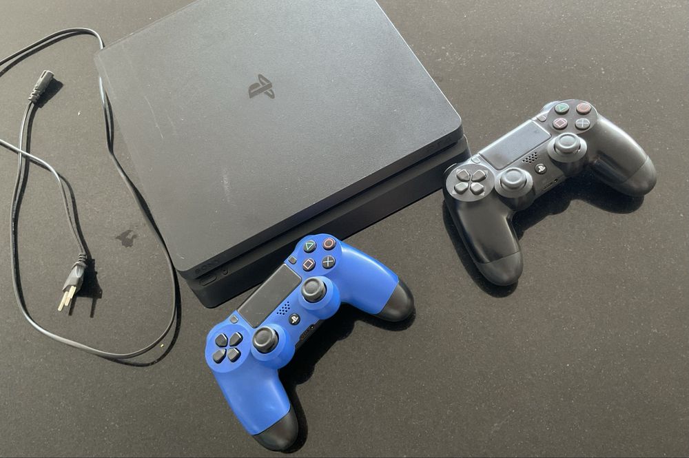 PS4 Slim 500GB + 2 Comandos Sony Originais