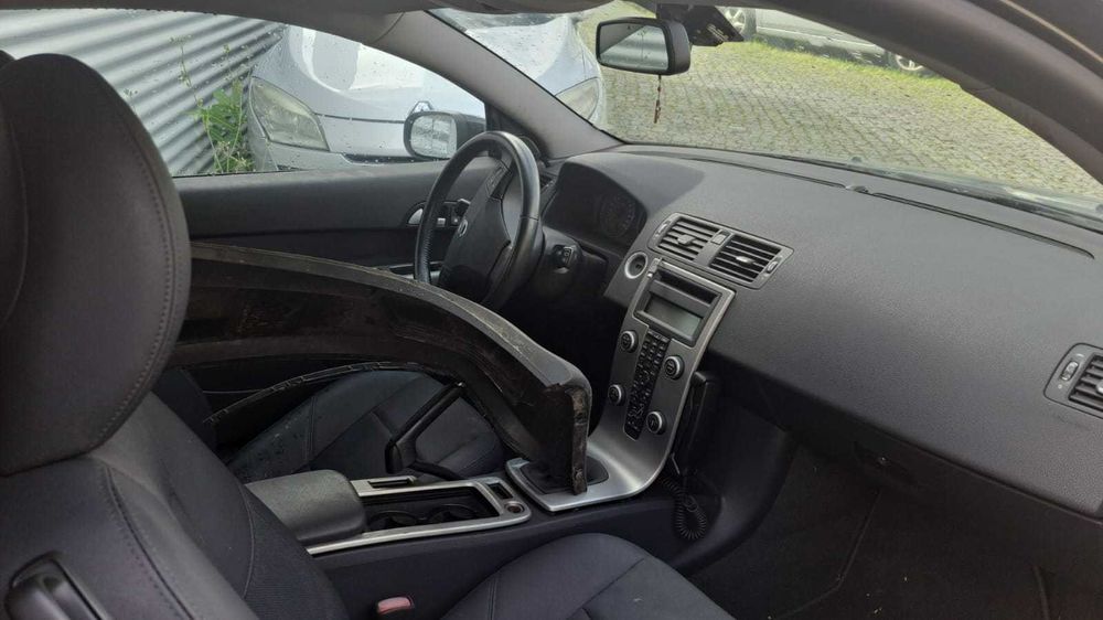 Volvo C30 de 2007 a 1.6 diesel com varias peças prontas para serem reutilizadas