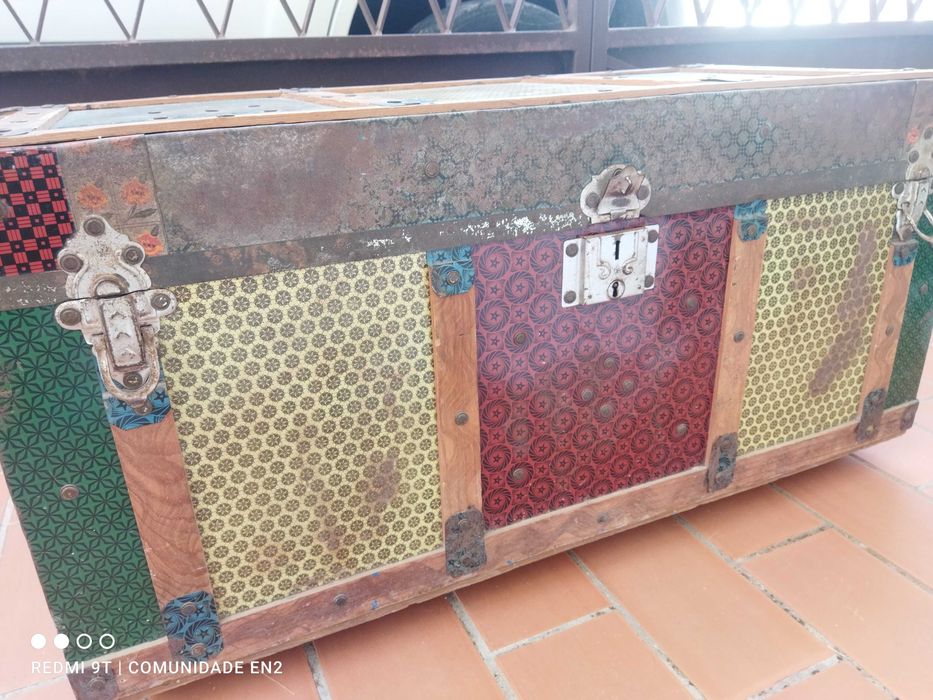 Arca antiga com folha metal