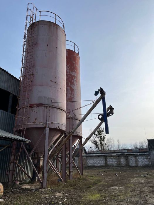 Продаю вертикальные емкости для хранения сыпучих материалов