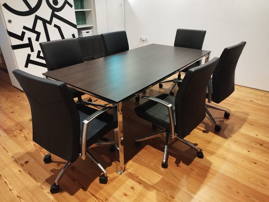 Mesa de reuniões e cadeiras executivas