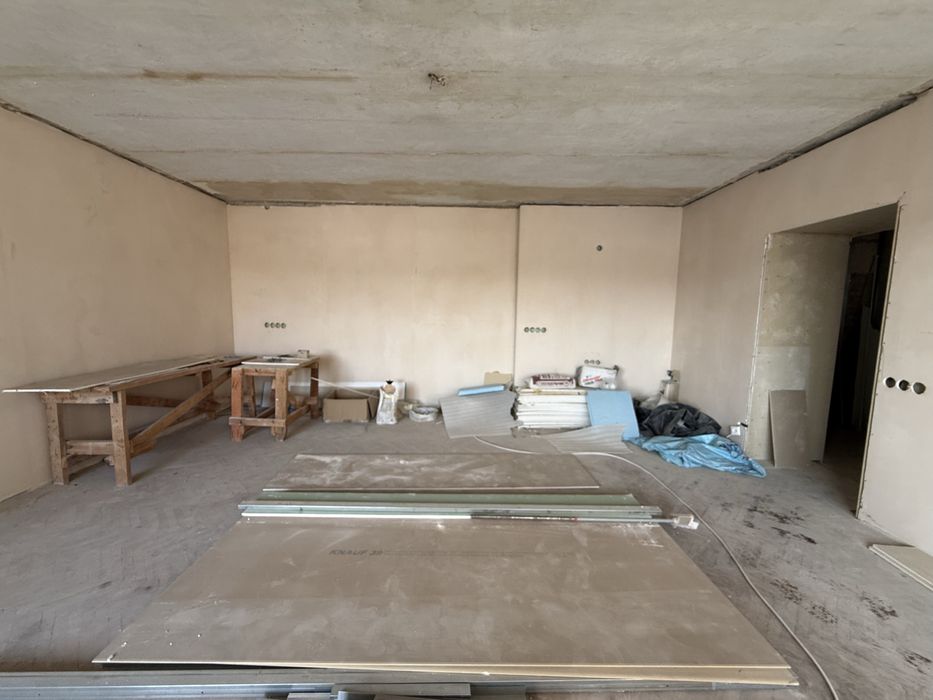 Центр міста. 2 поверх. 82м2. Частковий ремонт. Цегляний будинок