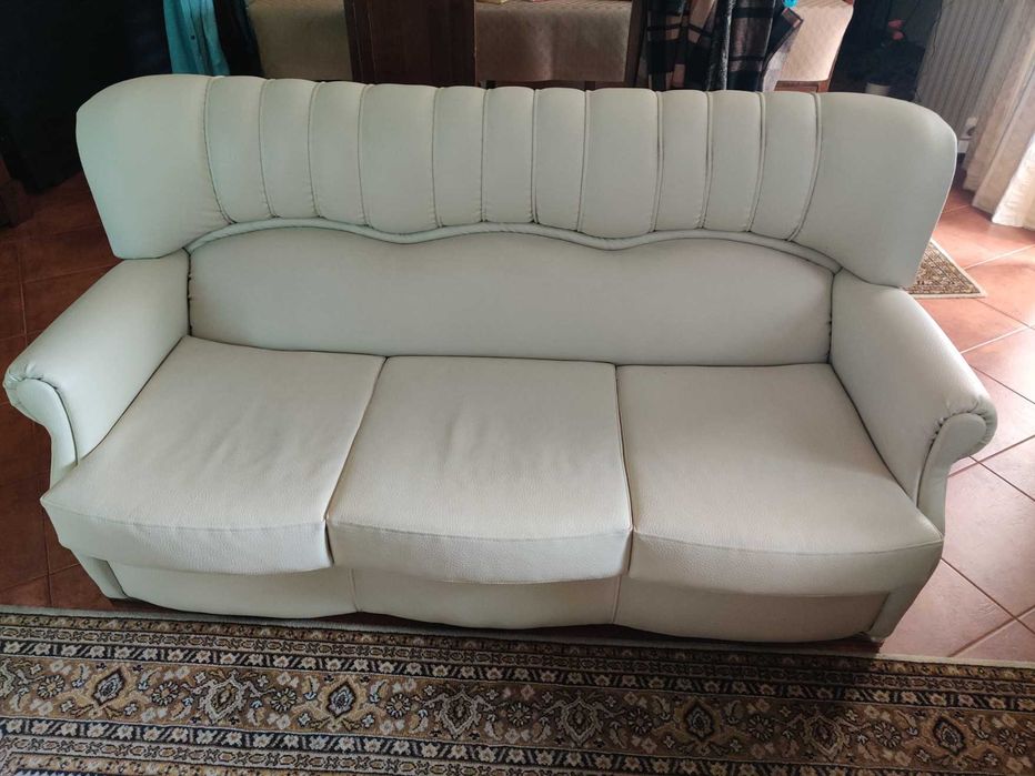 Sofá-cama de 3 lugares e 2 poltronas em pele