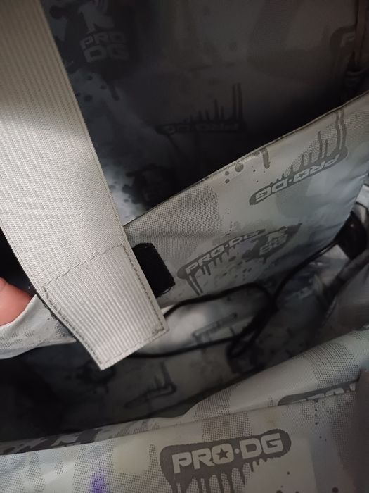 Mochila  de muito boa qualidade tem carregador que nunca foi usado 10€