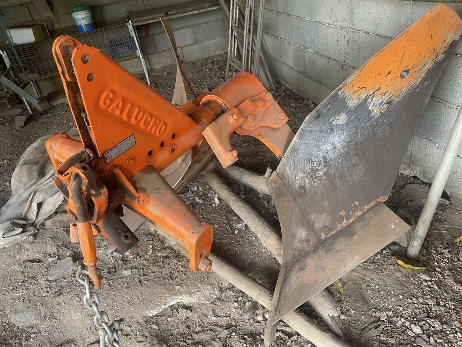 Trator David Brown 885 + charruas + frese + gamela