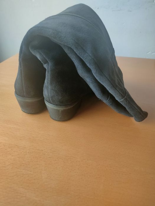 Par de botas usadas, em camurça.