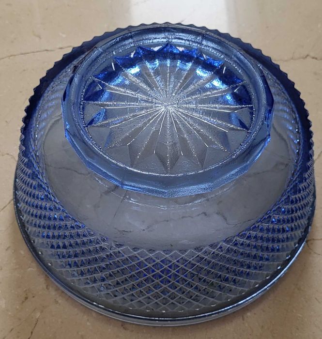 Taça de vidro azul de bicos da Vista Alegre. Em perfeito estado