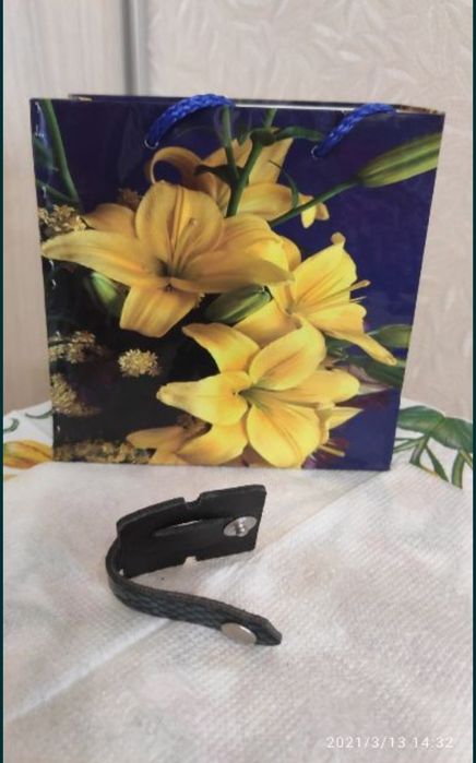 Кожаный чехол для наушников "Gift".