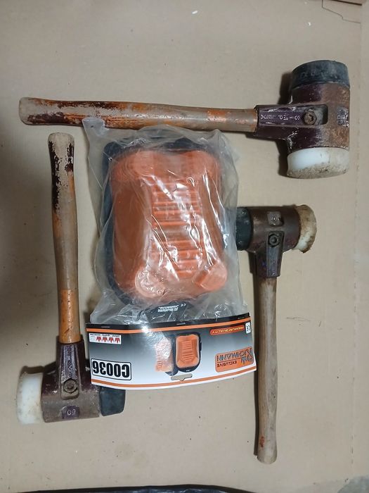 3 młotki bezodrzutowe  nylonowo- gumowe + nakolanniki