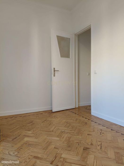 Apartamento T2 renovado pronto a estrear em Beato, a 500 metros do met