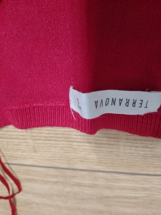 Czerwony sweter w dekolt serek