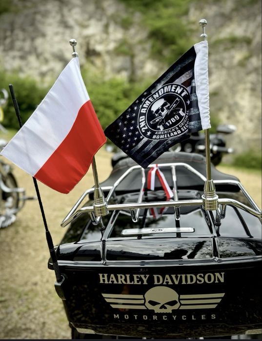 Maszt motocyklowy z flagą na bagażnik