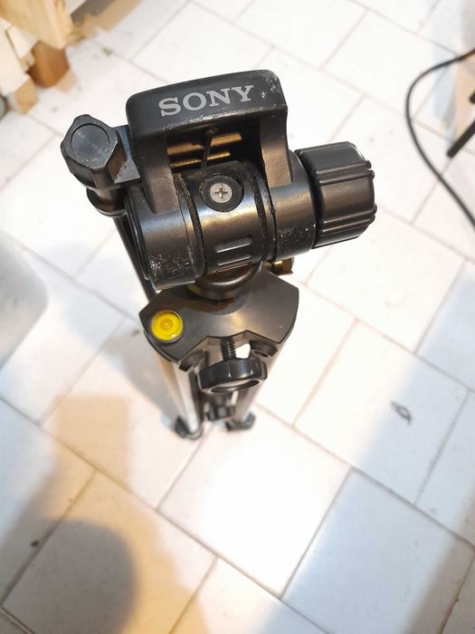 Tripé  SONY com nivelador  usado como novo para câmaras de fotografar.