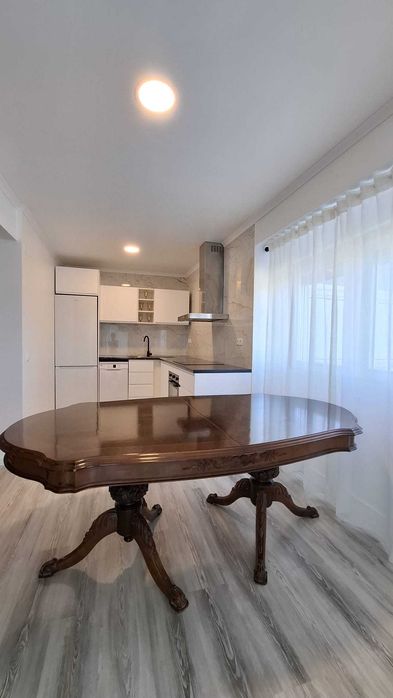 Mesa de jantar em maciço