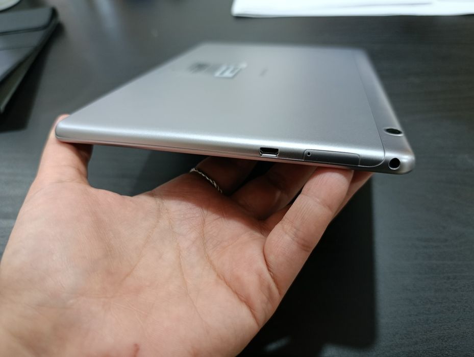 Tablet Huawei MediaPad T3 , com capa e teclado