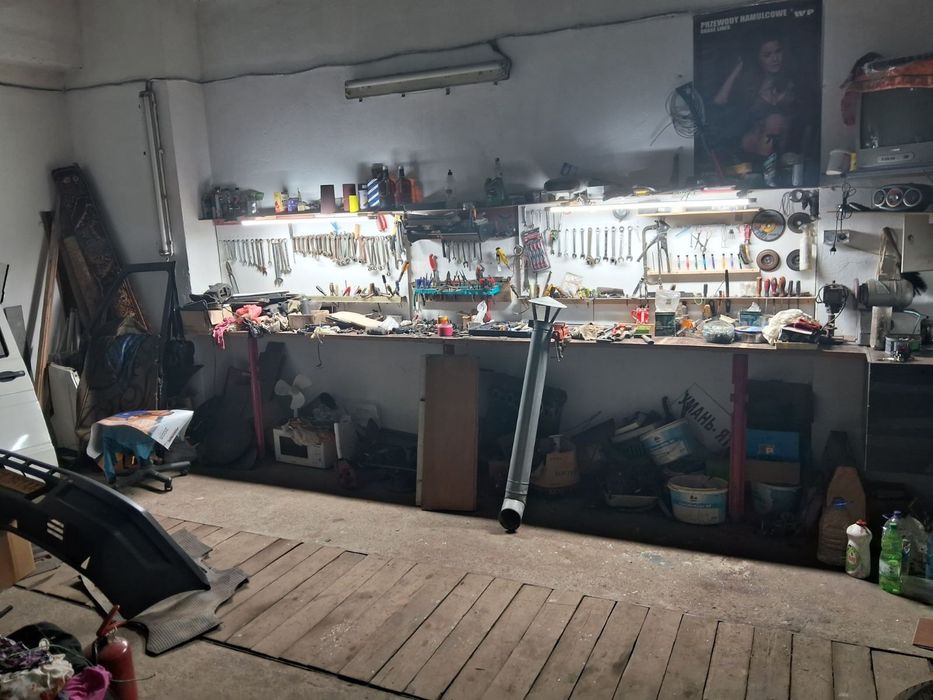Два бокса під бус або сто