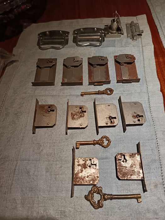 Puxadores e outras peças em latão