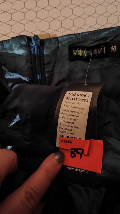 Sukienka typu bombka, z połyskującymi drobinkami metalu.