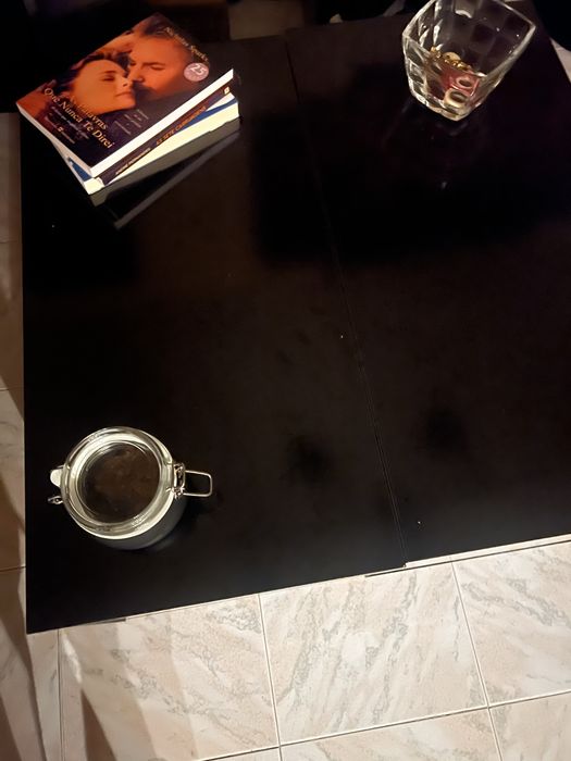 Mesa preta com abertura