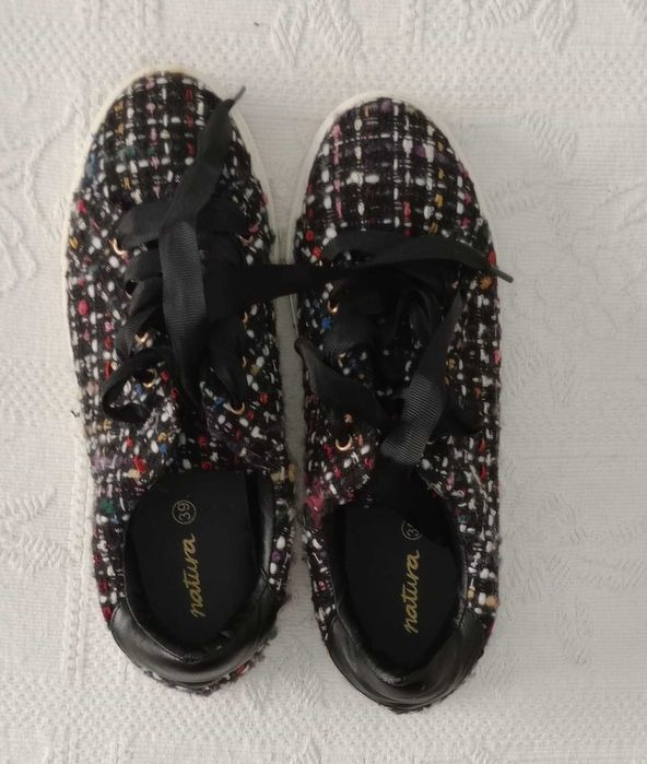 Várias sapatilhas em bom estado