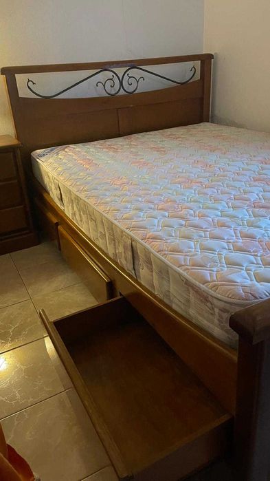 Conjunto Cama, Colchão e mesas de cabeceira